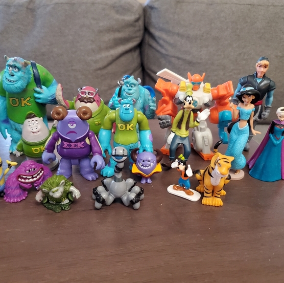 LARGE Lot of Disney and Pixar Movie Figures - Picture 2 of 5